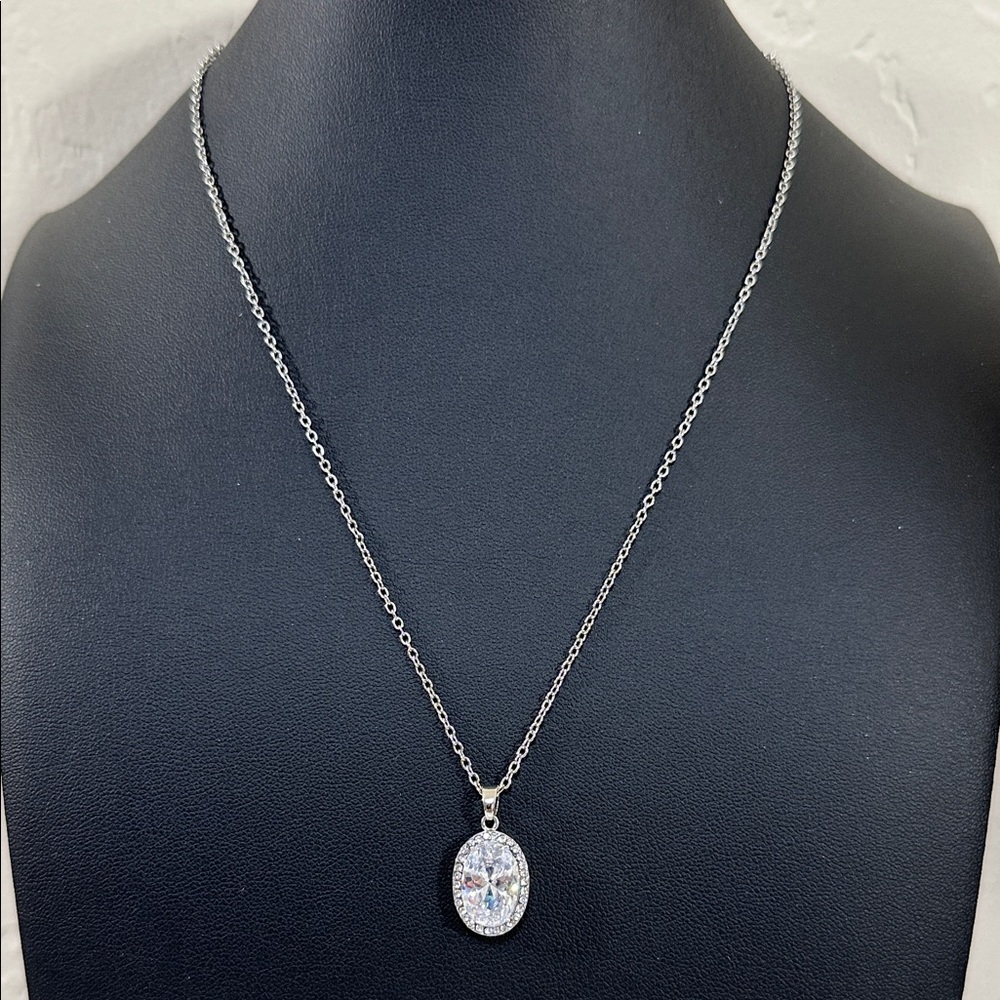 Beautiful Oval Faceted Crystal Halo Pendant Silver Tone Necklace